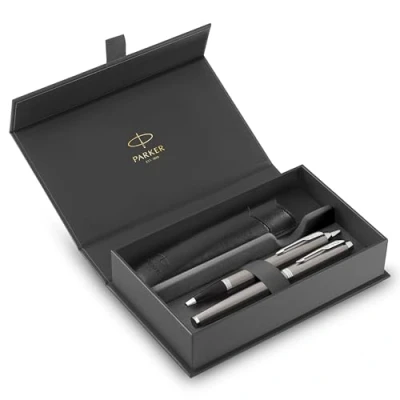 Imagen de Parker Set de regalo IM Duo Pen Pluma estilográfica, bolígrafo y estuche Acabado en acero inoxidable con adornos cromados Punta media Recargas tinta azul Regalos graduación perfectos