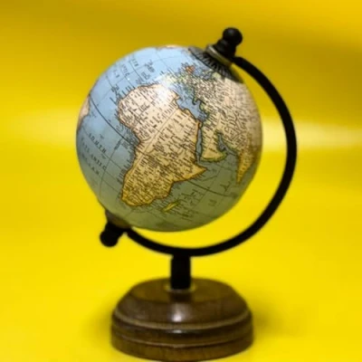 Imagen de EXERZ Mini globo antiguo de 8 cm con base madera, decorativo artesanal (azul pálido cm)