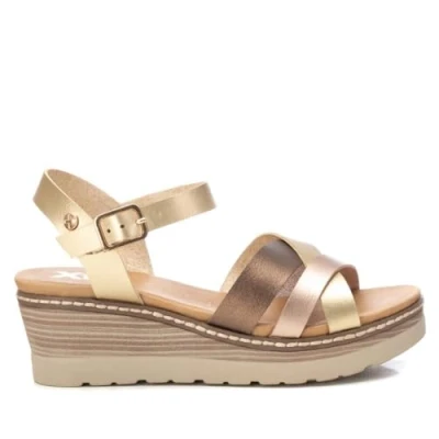 Imagen de XTI Sandalia Mujer Oro Calzado Cómodo y Versátil Moda casual Modelo 14285304 (Talla 40)