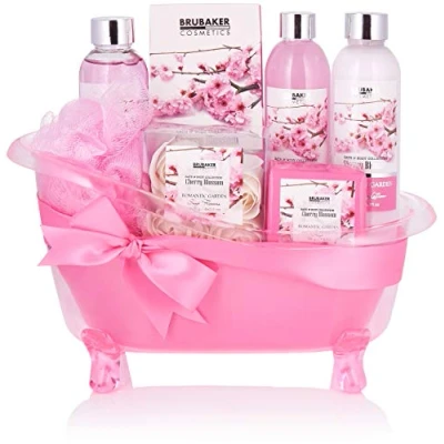 Imagen de BRUBAKER Cosmetics Juego de baño y ducha flor cerezo regalo 8 piezas en una bañera decorativa