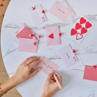 Imagen de Ginger Ray Guirnalda de banderines para el día San Valentín con 12 Tarjetas Notas, Sobres y Clavijas en Forma corazón, 1,5 m