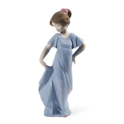 Imagen de NAO Figura de Niña Porcelana Edición Especial Camisón con Vuelo. Decorativa en Brillo una Camisón.