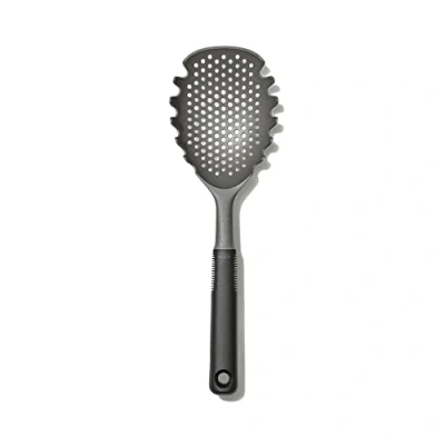 Imagen de OXO Good Grips Cuchara escurridora para pasta