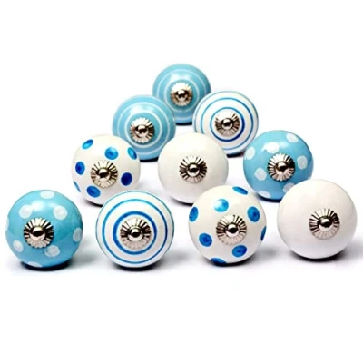 Imagen de Nacnic Juego de 10 Pomos cerámica en blanco y azul, pintados a mano con diferentes diseños. Tiradores artesanales para armarios, cajoneras, cómodas colgadores. clásicos 40mm diámetro.