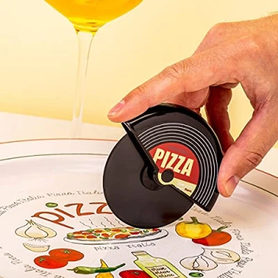Imagen de FISURA Cortador de pizza original. Cortapizza con rueda divertido. Cuchillo para acero inoxidable y ABS. Medidas: 7,5 x 5,5 centímetros. (Vinilo, negro)