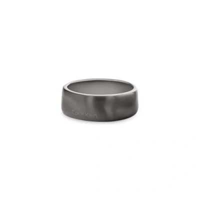 Imagen de Calvin Klein Anillo para Hombre Colección CK METALLIC WAVES de acero inoxidable y con recubrimiento Ion GunMetal (IP)
