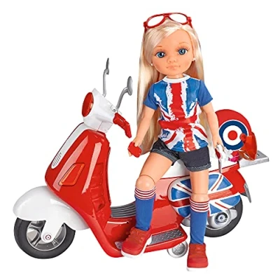 Imagen de Nancy Un día de Moto en Londres, la muñeca incluye scooter roja con ruedas móviles y espacio para guardar pequeños accesorios, casco, gafas pegatinas personalizar, FAMOSA (700013860)