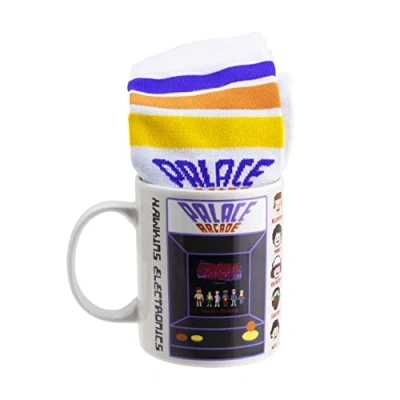 Imagen de Paladone Stranger Things (PP9884ST) Juego de tazas y calcetines regalo, unisex taza café 300 ml