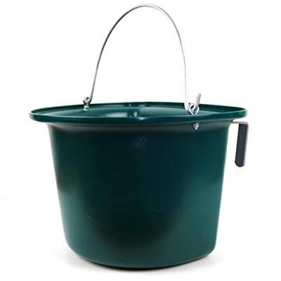 Imagen de Comedero con Asa Portátil para Caballos Ganchos de Metal Recubiertos en Plástico, Color Único (Verde), Capacidad 16 Litros, Ideal Establos y Cuadras