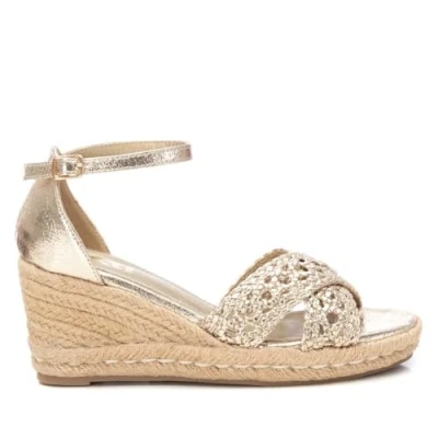 Imagen de XTI Sandalia cierre de hebilla para mujer, color: oro, talla: 39