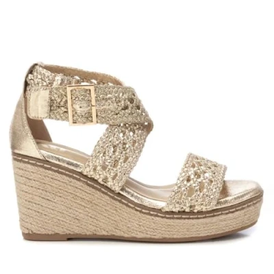 Imagen de XTI Sandalia Mujer Oro Calzado Cómodo y Versátil Moda casual Modelo 14382401 (Talla 38)