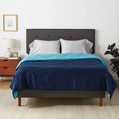 Imagen de Amazon Basics Edredón de Microfibra Reversible, Azul Marino/Azul, 220 x 240 cm