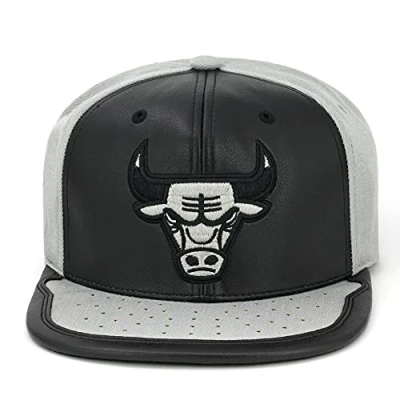 Imagen de Mitchell &amp; Ness Chicago Bulls Day One Gorra ajustable con cierre a presión
