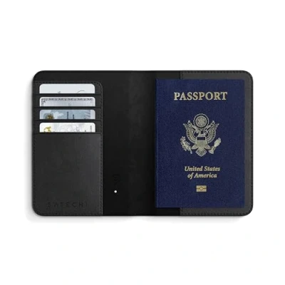 Imagen de SATECHI Funda de Pasaporte para Viajes Compatible con Find My 4 Ranuras Tarjetas Carga Inalámbrica y Protección RFID App iOS Buscar Cuero Vegano