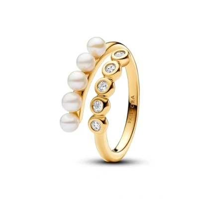 Imagen de Pandora Timeless Anillo abierto chapado en oro de 14 quilates con perla blanca cultivada agua dulce tratada y circonita cúbica transparente, talla 52