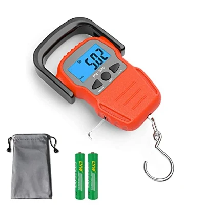 Imagen de Báscula Digital portatil Básculas de Equipaje Escala Pesca deViaje Gancho con 1.6M Regla Cinta Medición para Pesar Maletas, Viajes, Cocina, Pescay Caza Incluida Pilas,Bolsas Estancas