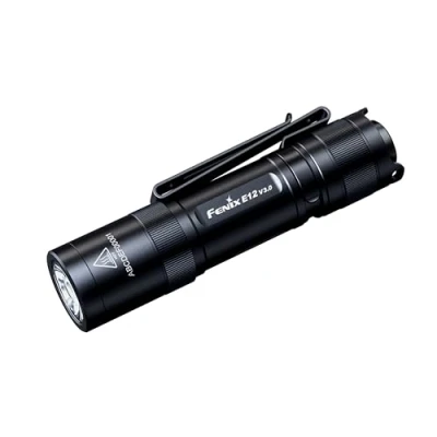 Imagen de FENIX E12 v3.0, mini linterna ligera de transporte diario 200 lúmenes 78 m 100 horas máximo Funciona con pilas AA Clip cuerpo bidireccional Tapa trasera magnética IP68, negro
