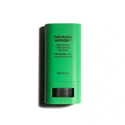 Imagen de haruharu wonder Black Bamboo Daily Soothing Sun Shield Protector facial 50+SPF uso diario en stick, acabado mate y refrescante, todo tipo de pieles