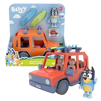 Imagen de Bluey Family Cruiser, Caravana Familiar del Perrito Azul de la Televisión, Vehículo Vacaciones, Coce Juguete con 2 Tablas Surf como Accesorios y Una Figurita articulada, Famosa (Bly03000)