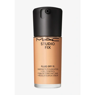 Imagen de Studio Fix Fluido SPF 15 24 horas Base mate más control de aceite NC35 por MAC para mujeres 1 onza