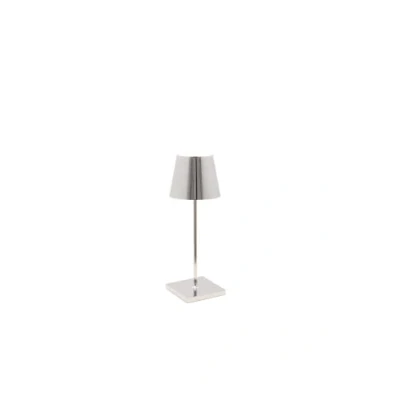 Imagen de Zafferano Poldina Pro Mini, Lámpara LED Inalámbrica Recargable, Regulador Táctil, Larga Duración con Multicargador USB (EU/UK/US) H30 cm Cuerpo de Aluminio Acabado Galvánico Brillo Plata