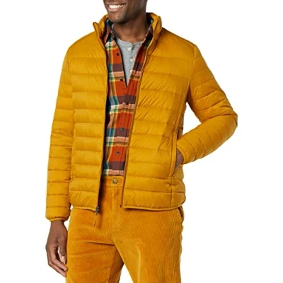 Imagen de Amazon Essentials Chaqueta Acolchada Ligera, Resistente Al Agua y Plegable (Disponible en Tallas Grandes Largos Especiales) Hombre, Amarillo Dorado, L