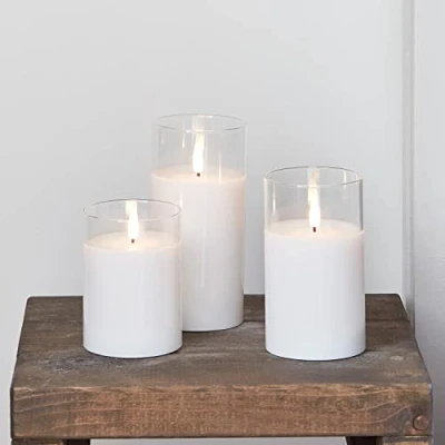 Imagen de Lights4fun Conjunto de 3 Velas TruGlow® en Cera Blanca y Candelero Vidrio con LED Blancos Cálidos a Pilas para Interiores