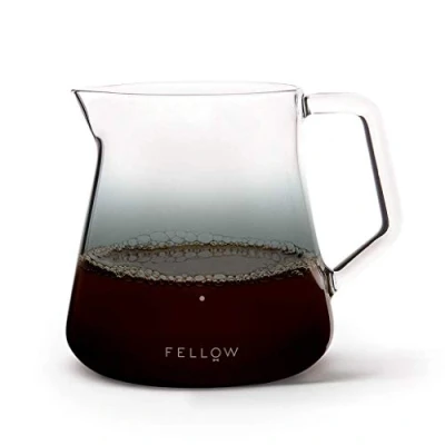 Imagen de Fellow Mighty Jarra de cristal pequeña para servir café y té, color gris humo 5 mm, vidrio borosilicato 16 oz/500 ml, boquilla sin goteo, mango resistente