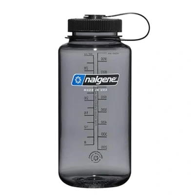 Imagen de Nalgene Sustain Tritan Botella de agua sin BPA hecha con material derivado del 50% residuos plástico, 32 onzas, boca ancha, gris tapa negra
