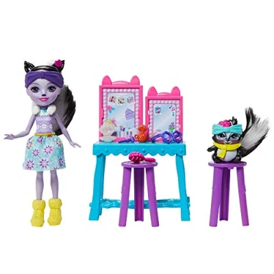 Imagen de Enchantimals Stinkin&#039; Cute Vanity with Sage Skunk &amp; Caper Dolls Variedad TOCADOR con MUÑECAS, Multicolor (Mattel GJX34)