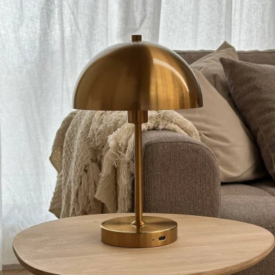 Imagen de Dyberg Larsen Stockholm lámpara de mesa recargable, latón antiguo