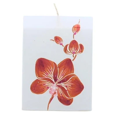 Imagen de Vela blanca con orquídea morada, hecha y pintada a mano, tamaño aprox. 9 x 5 12 cm
