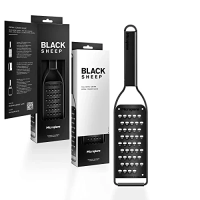 Imagen de Microplane Rallador de cocina muy grueso con hoja acero inoxidable fabricada en Estados Unidos para queso, patata, calabacín, zanahoria, manzana y col la serie Black Sheep