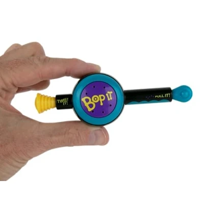 Imagen de ¡El Juego clásico de Bop It! El It, Twist Pull It en miniatura. electrónico viaje. Juega solo o con varios jugadores