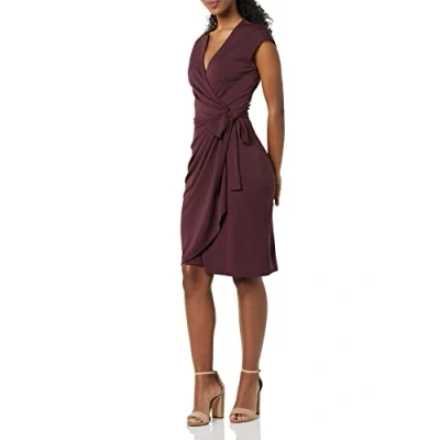 Imagen de Amazon Essentials Vestido Cruzado clásico con Mangas Casquillo (Disponible en Tallas Grandes) Mujer, Burdeos, XXL