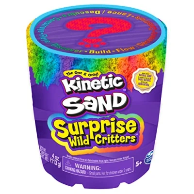 Imagen de Kinetic Sand Surprise 113 g de arena cinética mágica color sueco con figura animales y accesorios para juego creativo en interiores, niños a partir 3 años