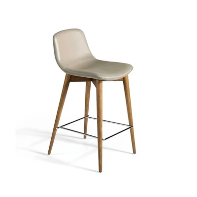Imagen de Angel Cerda Taburete Asiento tapizado en Polipiel y Estructura de Madera Fresno Pintado Color Nogal con embellecedores cromados. Marca