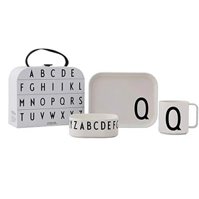 Imagen de Design Letters Clásicos en Maleta 4 Piezas Tritan Set de regalo Para Niños Platos, Bol, Taza &amp; almacenamiento Bebé Libre BPA/BPS, Caída segura Perfecto como Bautizo