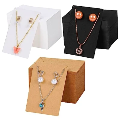 Imagen de BELLE VOUS Pack de 360 Etiquetas Carton Expositor Pendientes y Collares Soporte para Joyas Papel Kraft Tarjetas en Blanco Joyas, Tachas Cadenas