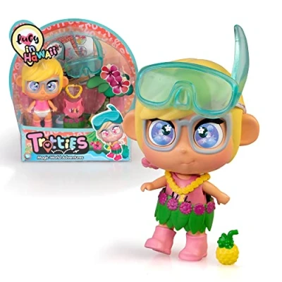 Imagen de Trotties Travel Outfits Mini Lucy, 1 muñeca, ropita de Verano y Accesorios Playa como Gafas Snorkel, Pegatinas Mapa colección, 3 Modelos Diferentes, +3 años, Famosa (TFT06300)