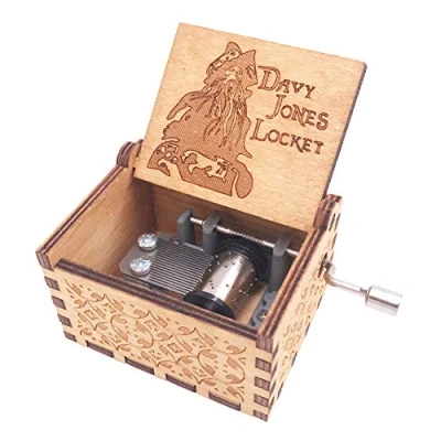 Imagen de Davy Jones Caja de música con medallón manivela tallada madera, reproduce el tema Jone, color marrón