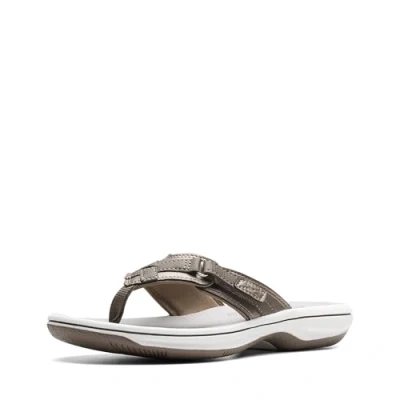 Imagen de (7.5 UK, New Pewter Synthetic) Clarks Women&#039;s Breeze Sea Flip Flop