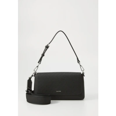 Imagen de Calvin Klein Bolso crossbody Mujer Must Straps con logotipo impreso, Negro (Black), Talla Única