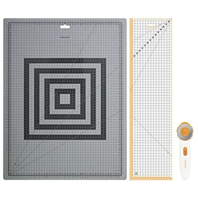 Imagen de Fiskars Kit de iniciación al patchwork, Cúter rotatorio con hoja Ø 45 mm, Base corte A2 autorreparable (45 x 60 cm / 18 24&quot;), Regla para patchwork (15 cm), 3 piezas, 1066046