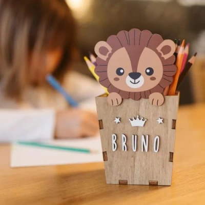 Imagen de WONDEE Vintiun Regalos Cumpleaños Niños Colegio, Portalapices/Lapiceros para Escritorio Infantil Personalizado de León, Personalizados Originales y Niñas 3,4,5,6,7,8,9 años