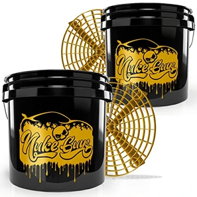 Imagen de Nuke Guys Golden Bucket, Fallout Used Look Edition 2 cubos de lavado GritGuard 13 litros y en color dorado Cubo coches con colador suciedad para el
