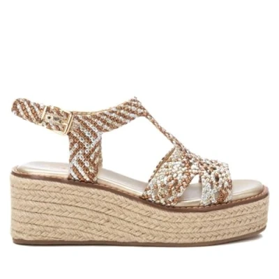Imagen de XTI Sandalia Mujer Oro Calzado Cómodo y Versátil Moda casual Modelo 14394202 (Talla 39)