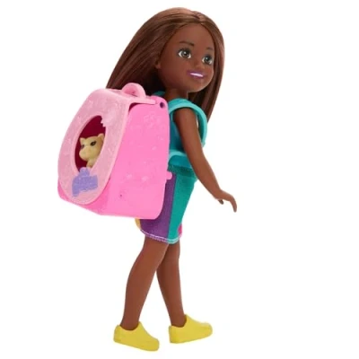 Imagen de BARBIE Family &amp; Friends Chelsea mochila de juego para gatito Muñeca morena con accesorios, incluida una gatito, un biberón y madeja lana, JBF45