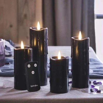Imagen de Lights4fun TruGlow® Juego de 4 Velas con LED Llama Parpadeante en Vera Cera Negra Goteante a Pilas Temporizador y Mando Distancia Decoración Halloween para Interiores
