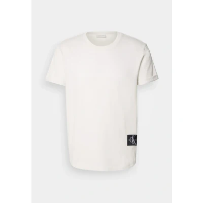Imagen de Calvin Klein Jeans Badge TURN UP Sleeve Camiseta básica, Hombre, Talla: XS, Ivory